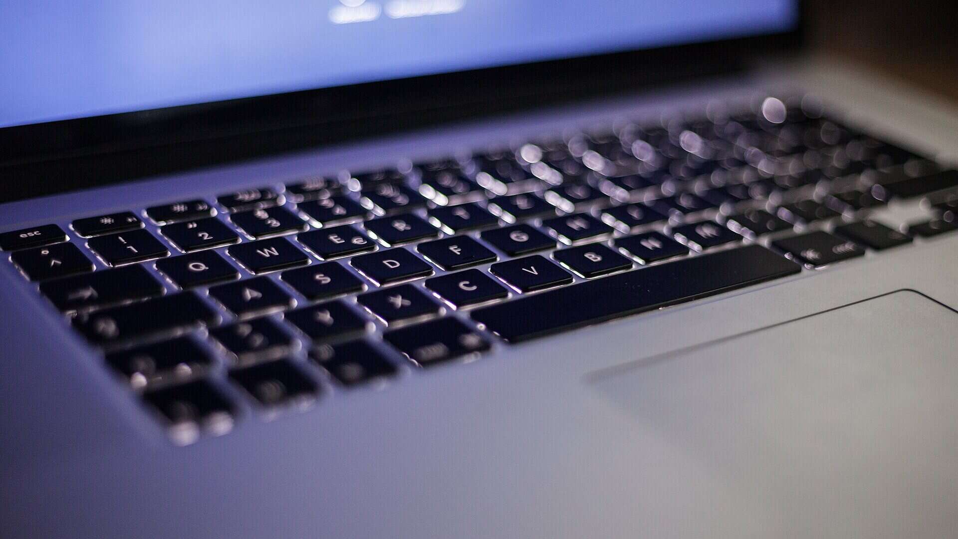 Teclado retroiluminado de un ordenador portátil