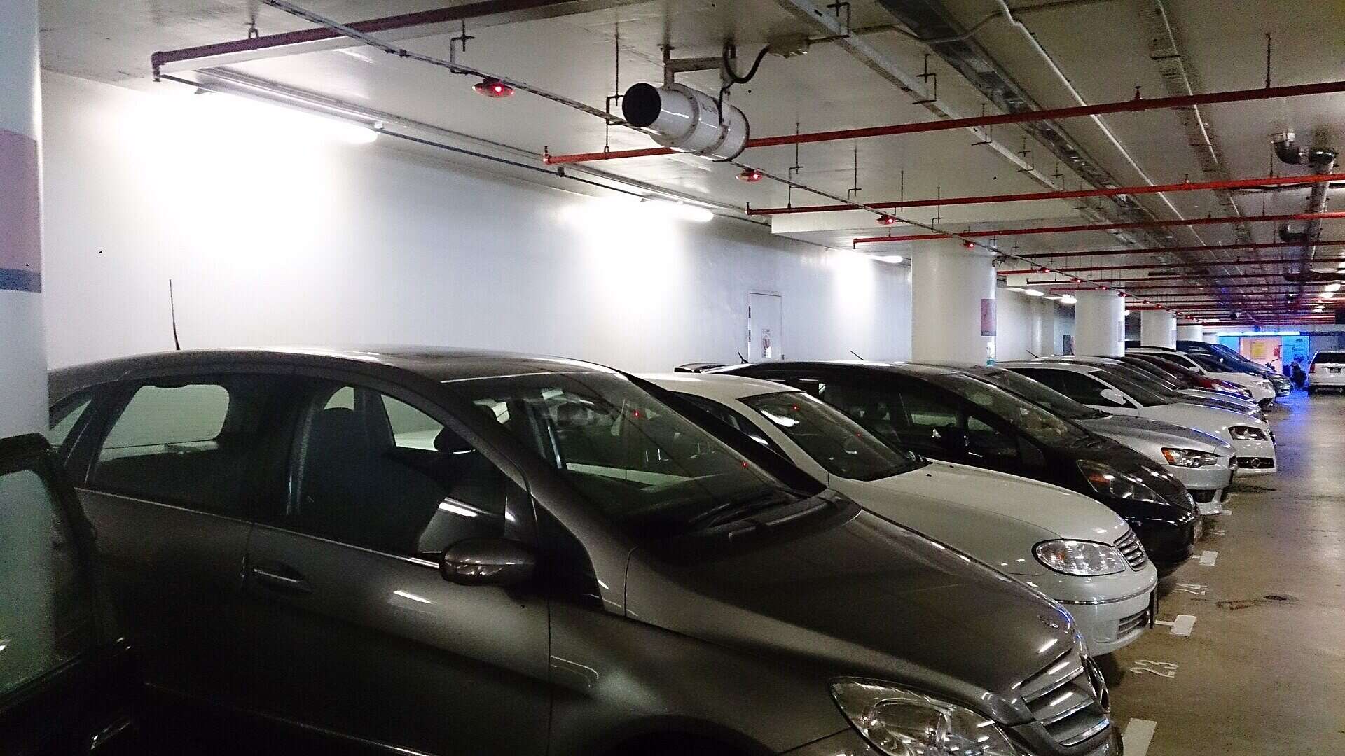Coches aparcados en fila en un aparcamiento subterráneo