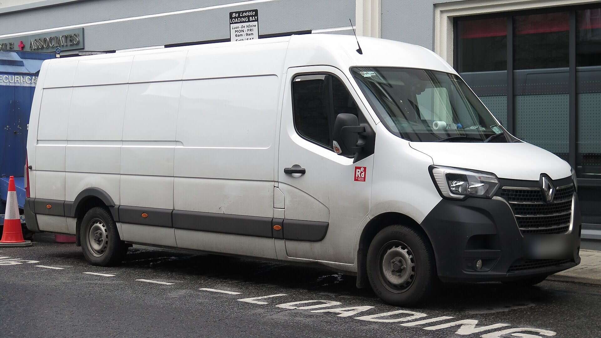 Furgone bianco parcheggiato in una zona di carico e scarico