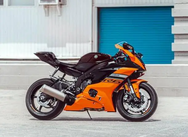max-itin-xlhl7rI2M4I Motorcycle in the parking lot near the house
